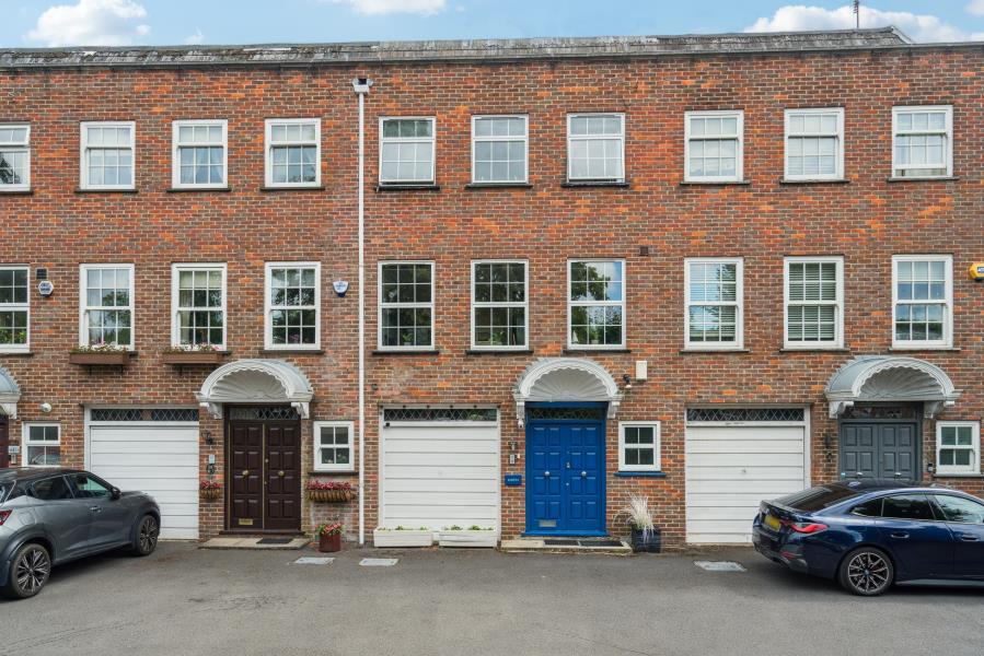 4 bed Mid Terraced House for rent in Northwood. From Robsons