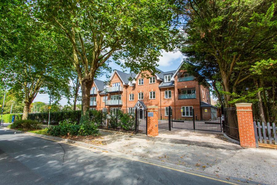 3 bed 1st Floor Flat for rent in Northwood. From Robsons