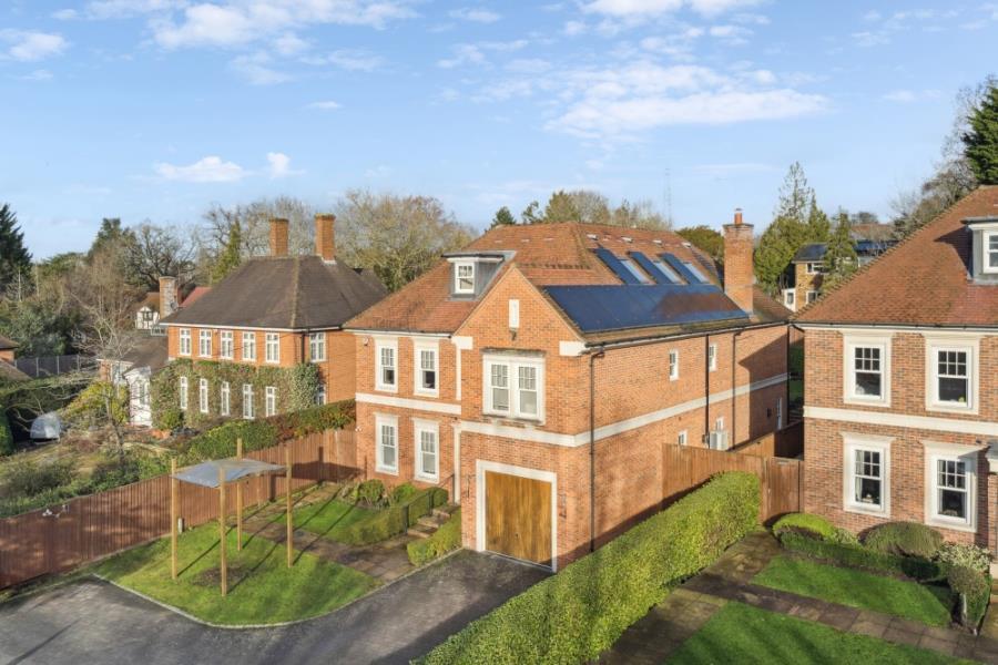 6 bed Mid Terraced House for rent in Northwood. From Robsons