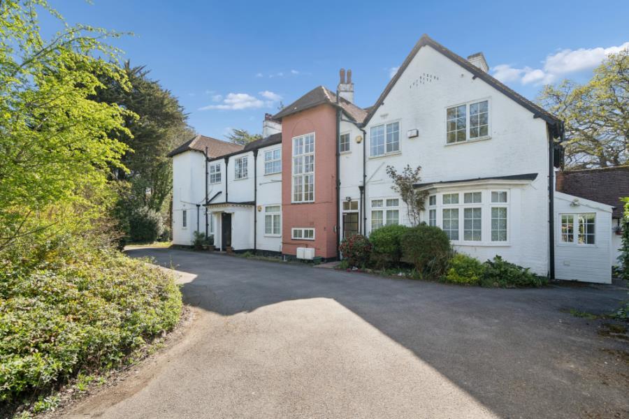 2 bed 1st Floor Flat for rent in Northwood. From Robsons