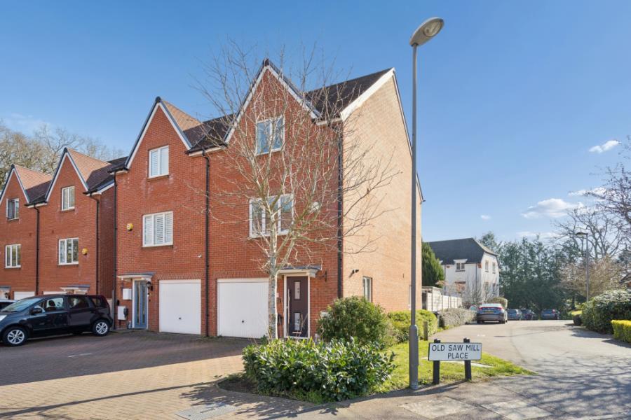 4 bed Town House for rent in Amersham. From Robsons