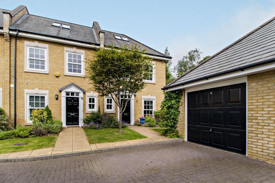 4 bed Town House for rent in Northwood. From Robsons