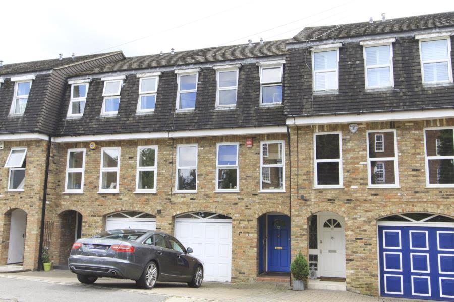 3 bed Town House for rent in Northwood. From Robsons 3 bed Town House for rent in Northwood. From Robsons