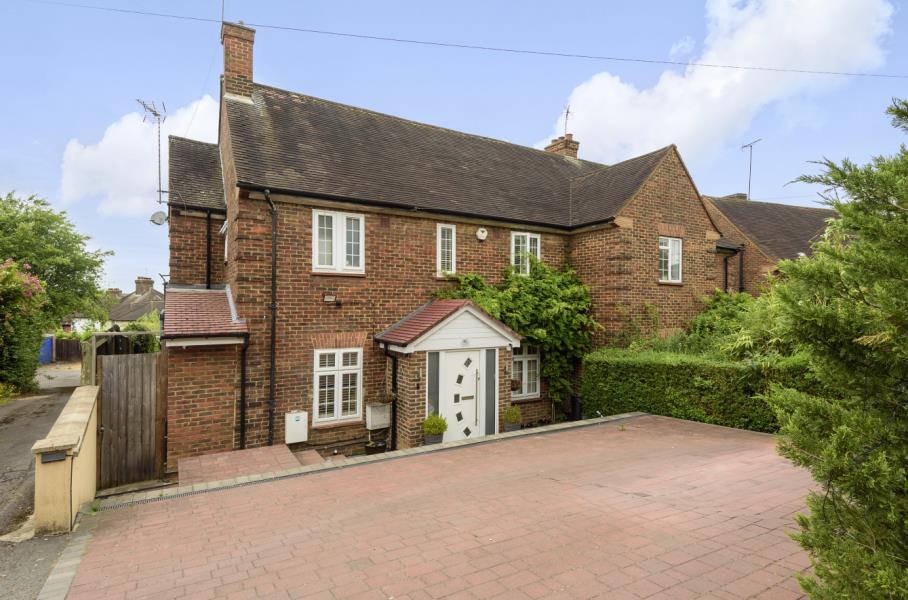 4 bed Mid Terraced House for rent in Northwood. From Robsons