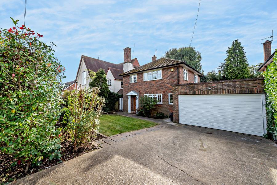 4 bed Mid Terraced House for rent in Northwood. From Robsons