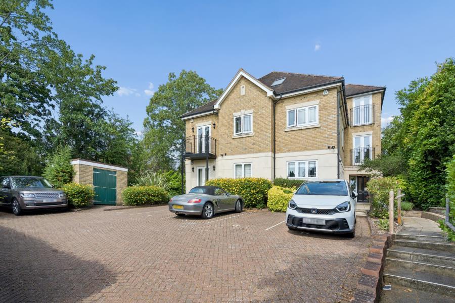 3 bed Apartment for rent in Northwood. From Robsons