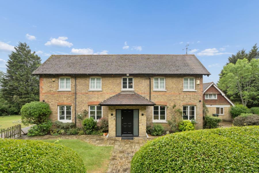 4 bed Detached for rent in Rickmansworth. From Robsons