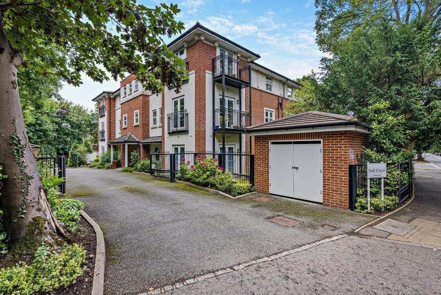 2 bed 1st Floor Flat for rent in Northwood. From Robsons
