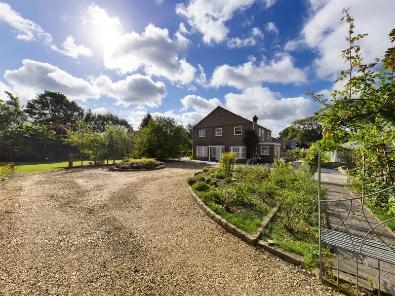 5 bed Mid Terraced House for rent in Chorleywood. From Robsons
