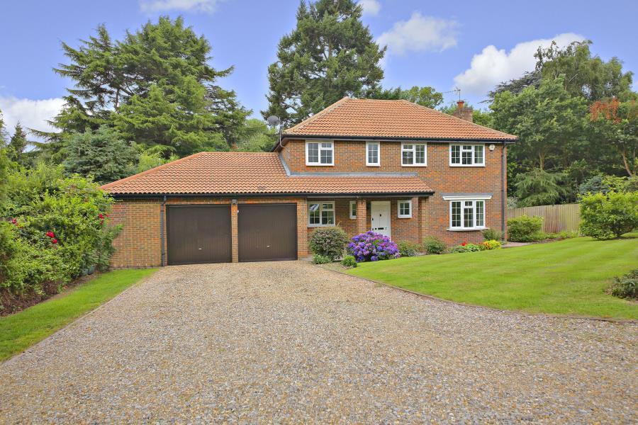 4 bed Detached for rent in Chorleywood. From Robsons