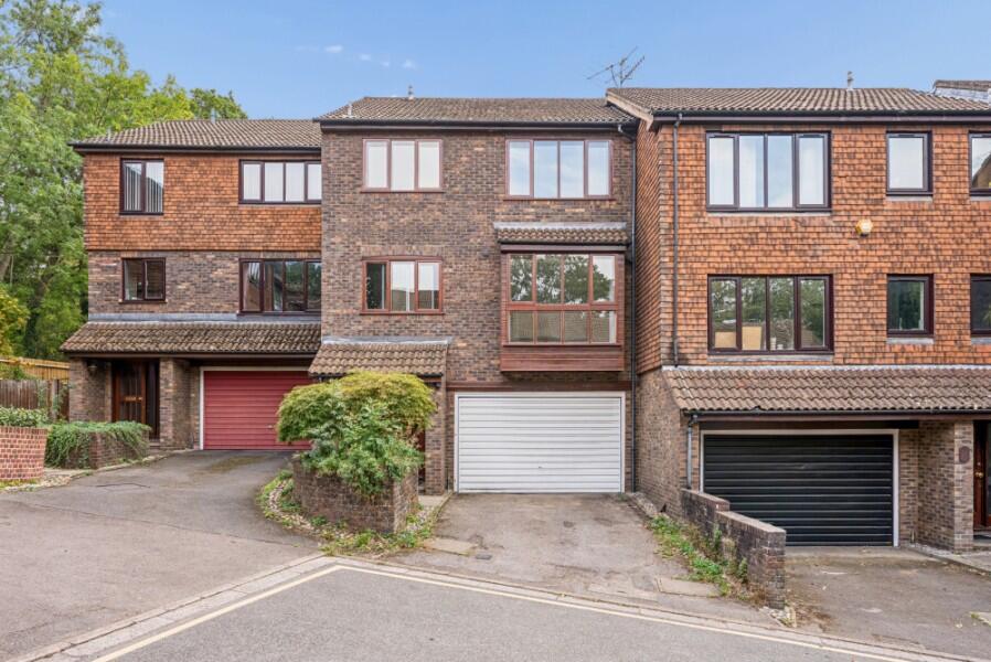 4 bed Town House for rent in Northwood. From Robsons