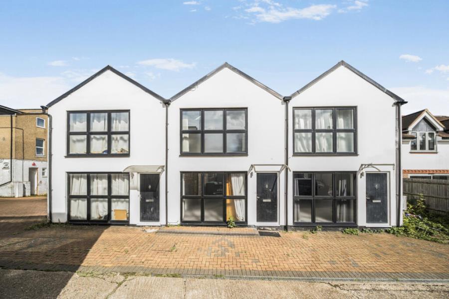 2 bed Mid Terraced House for rent in Northwood. From Robsons