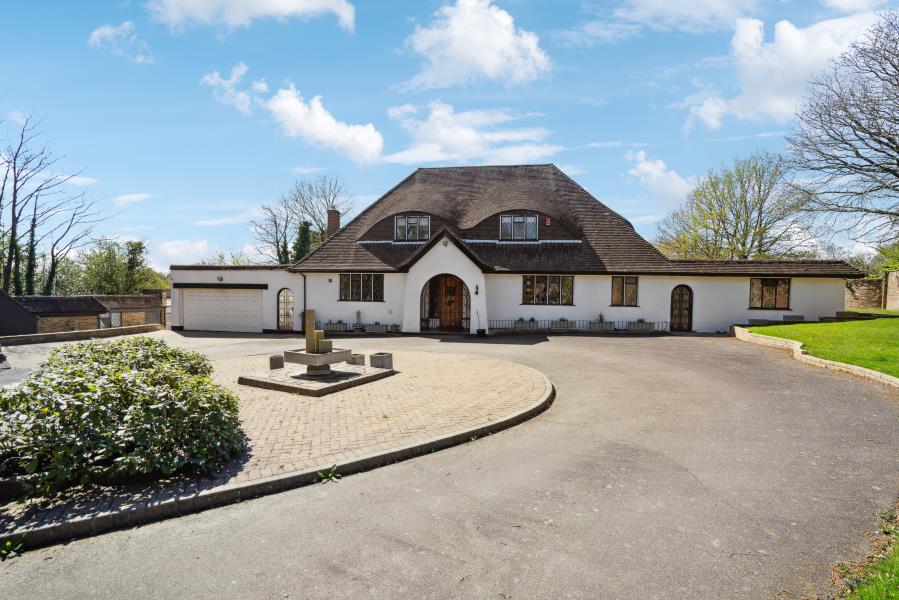 5 bed Detached for rent in Pinner. From Robsons - Pinner