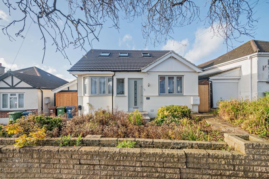 4 bed Detached bungalow for rent in Pinner. From Robsons - Pinner