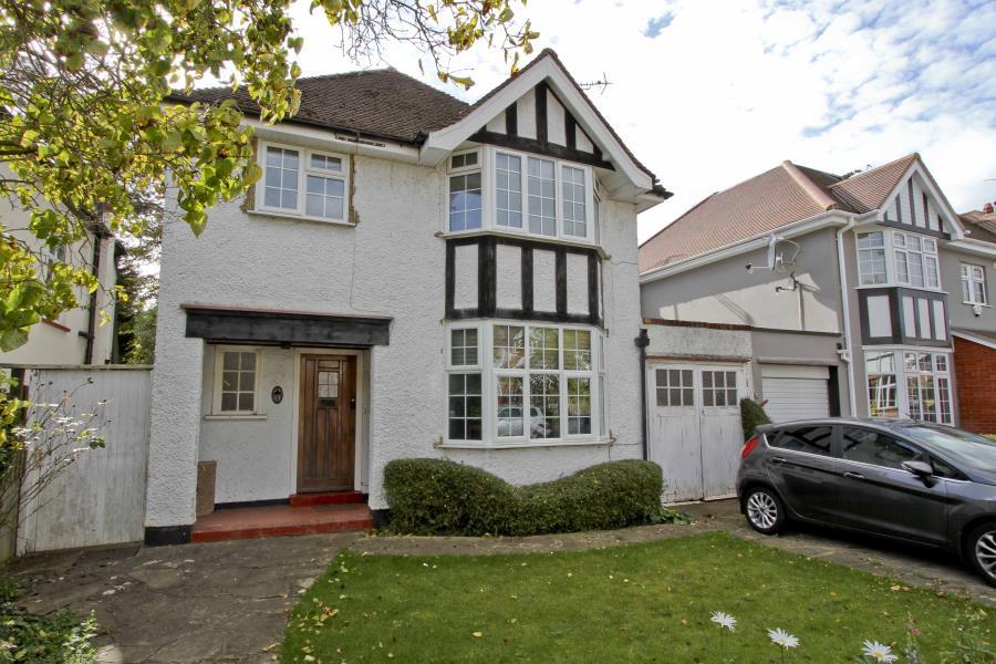 4 bed Detached for rent in Pinner. From Robsons - Pinner 4 bed Detached for rent in Pinner. From Robsons - Pinner