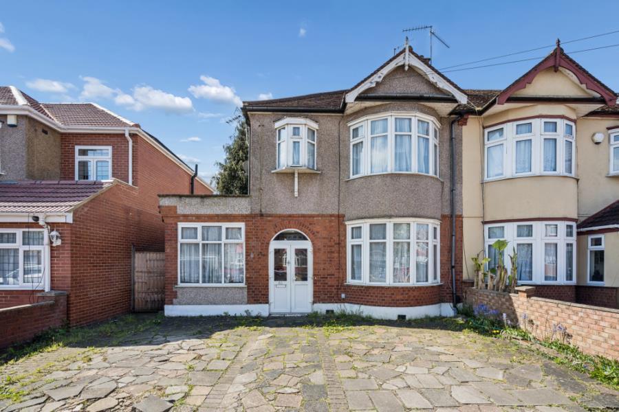 4 bed Semi Detached for rent in Harrow. From Robsons - Pinner