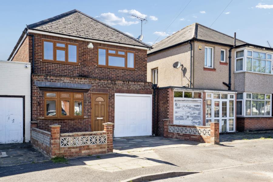 4 bed Detached for rent in Pinner. From Robsons - Pinner