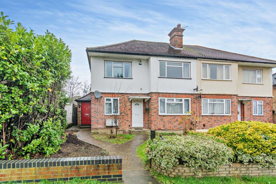 2 bed Annexe for rent in Pinner. From Robsons - Pinner