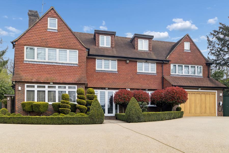 5 bed Detached for rent in Pinner. From Robsons - Pinner 5 bed Detached for rent in Pinner. From Robsons - Pinner