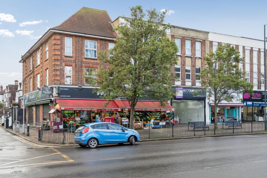 2 bed 1st Floor Flat for rent in Kenton. From Robsons - Pinner