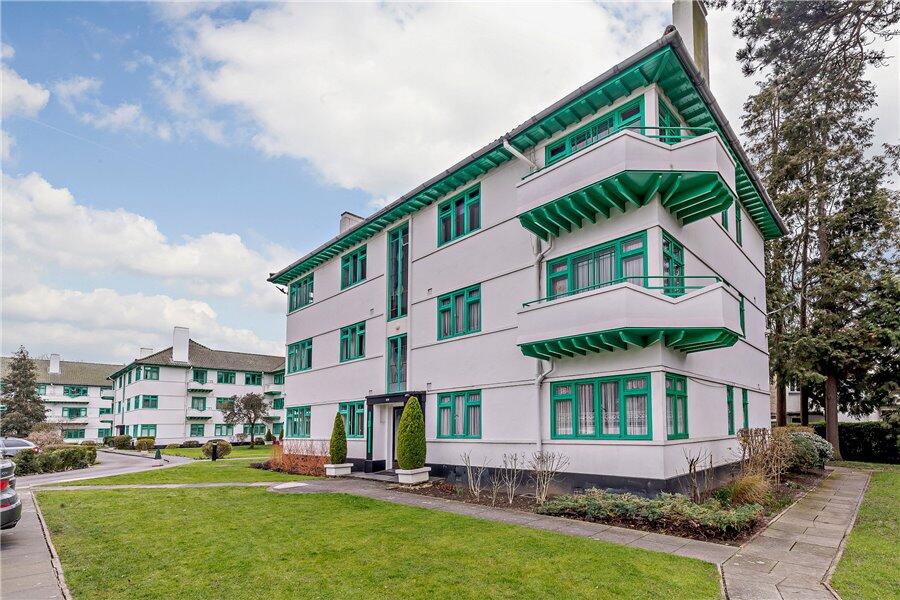 3 bed 1st Floor Flat for rent in Pinner. From Robsons - Pinner