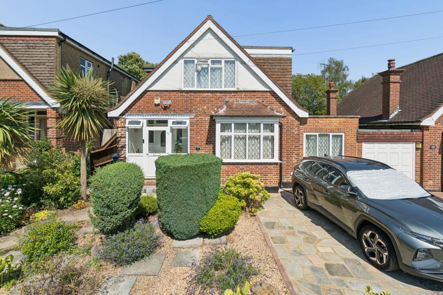 3 bed Detached for rent in Pinner. From Robsons - Pinner
