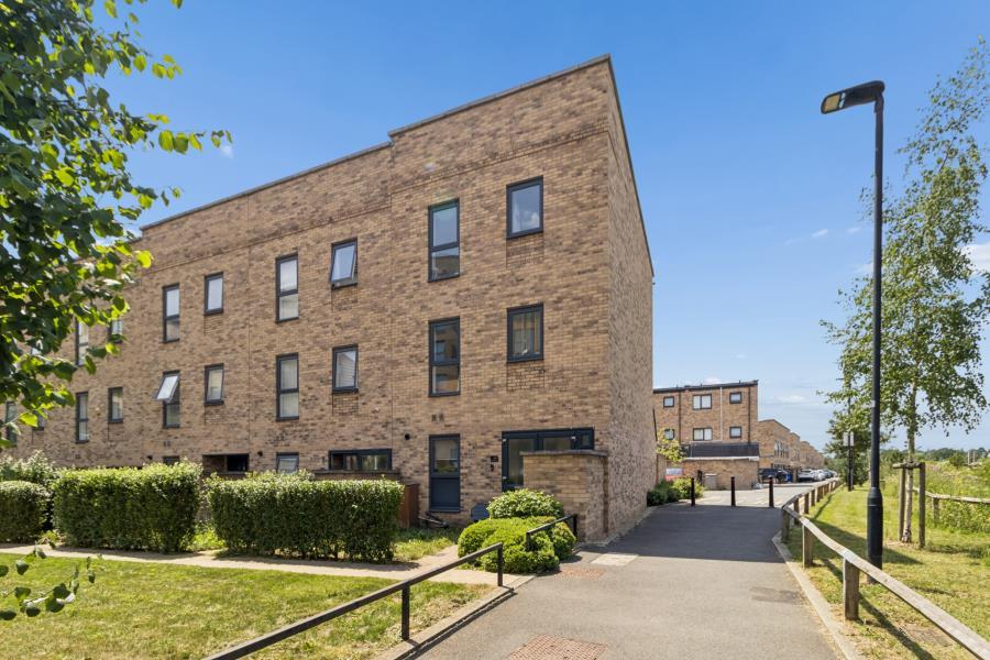 5 bed End of Terrace for rent in Harrow. From Robsons - Pinner