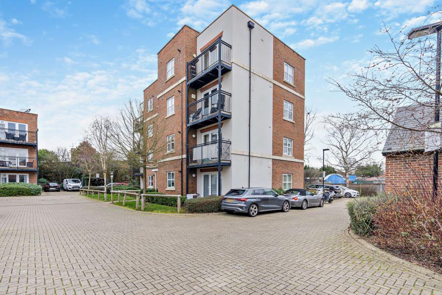 2 bed Apartment for rent in Ruislip. From Robsons - Pinner 2 bed Apartment for rent in Ruislip. From Robsons - Pinner