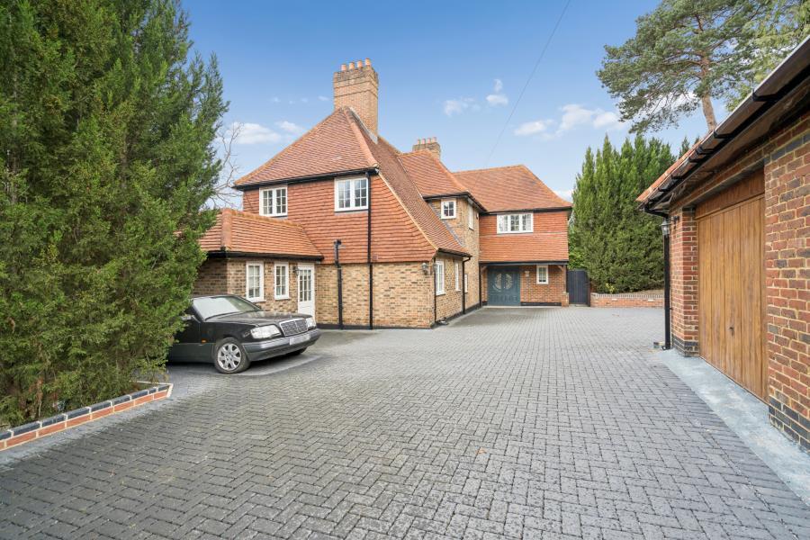 6 bed Detached for rent in Pinner. From Robsons - Pinner