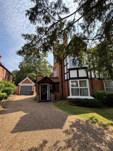 2 bed Duplex for rent in Pinner. From Robsons - Pinner