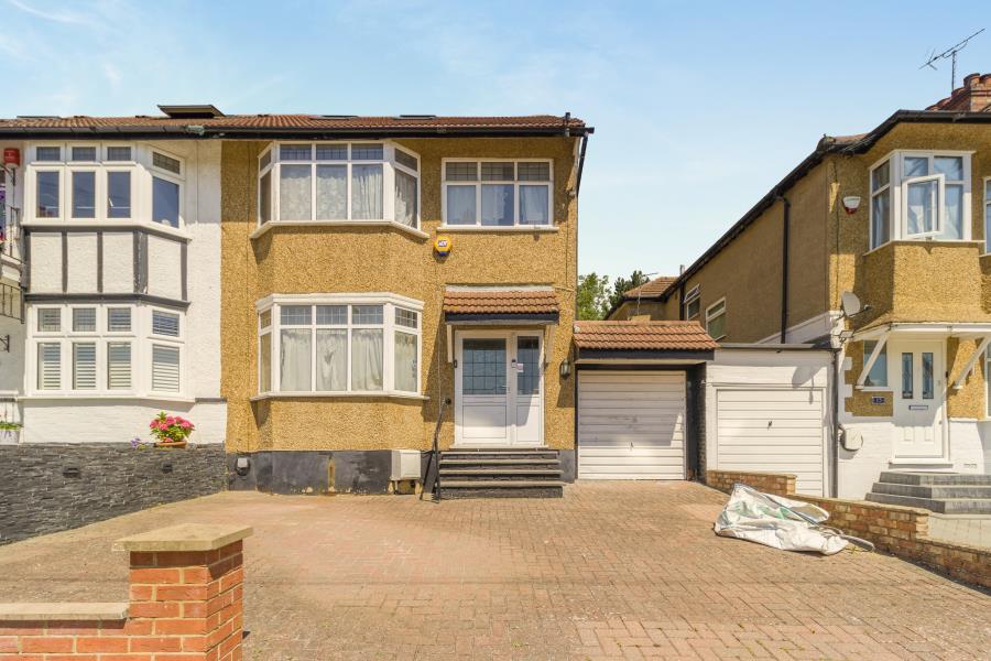 4 bed Semi Detached for rent in Pinner. From Robsons - Pinner 4 bed Semi Detached for rent in Pinner. From Robsons - Pinner