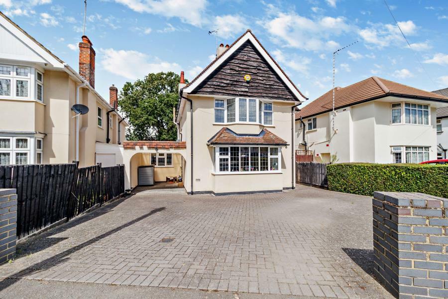 5 bed Detached for rent in Pinner. From Robsons - Pinner