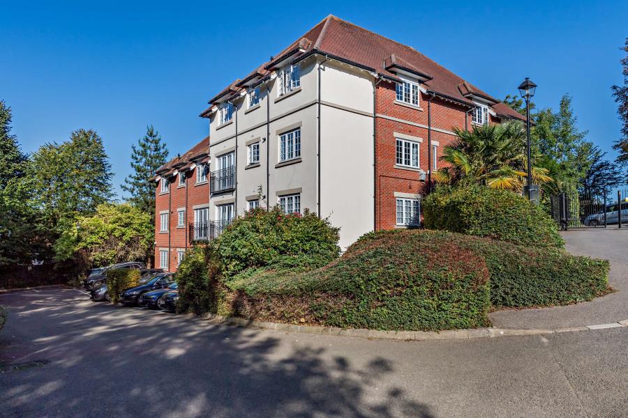 2 bed Apartment for rent in Harrow. From Robsons - Pinner