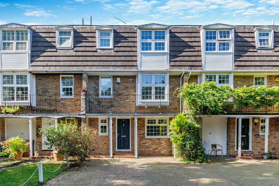 4 bed Town House for rent in Pinner. From Robsons - Pinner