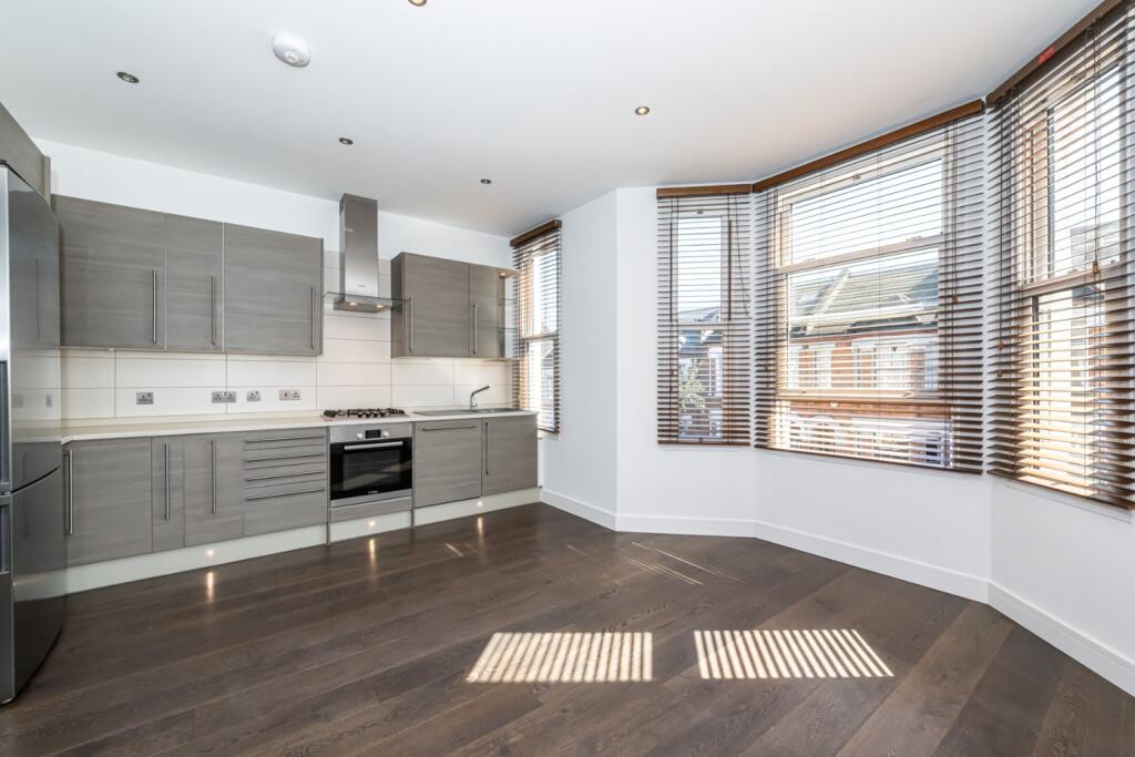 4 bed 1st Floor Flat for rent in Clapham. From Rochford Stokes 4 bed 1st Floor Flat for rent in Clapham. From Rochford Stokes