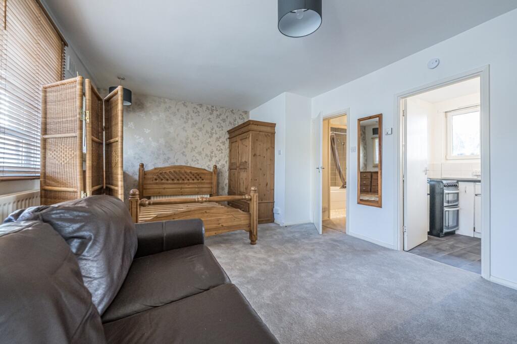 4 bed 1st Floor Flat for rent in Battersea. From Rochford Stokes 4 bed 1st Floor Flat for rent in Battersea. From Rochford Stokes