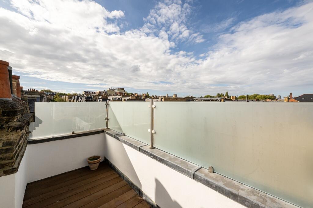 3 bed 1st Floor Flat for rent in London. From Rochford Stokes 3 bed 1st Floor Flat for rent in London. From Rochford Stokes