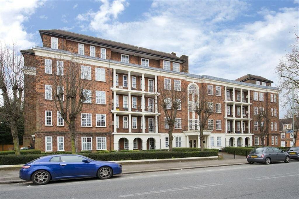 3 bed Flat for rent in Hampstead. From Roundtree Real Estate