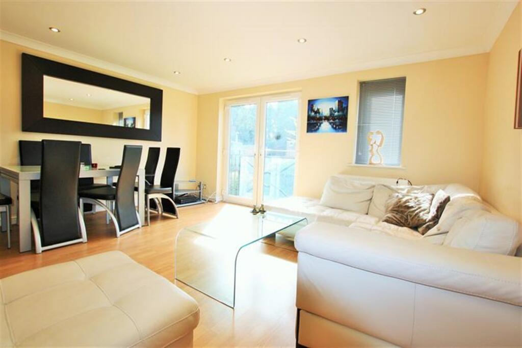 2 bed Flat for rent in Stanmore. From Roundtree Real Estate