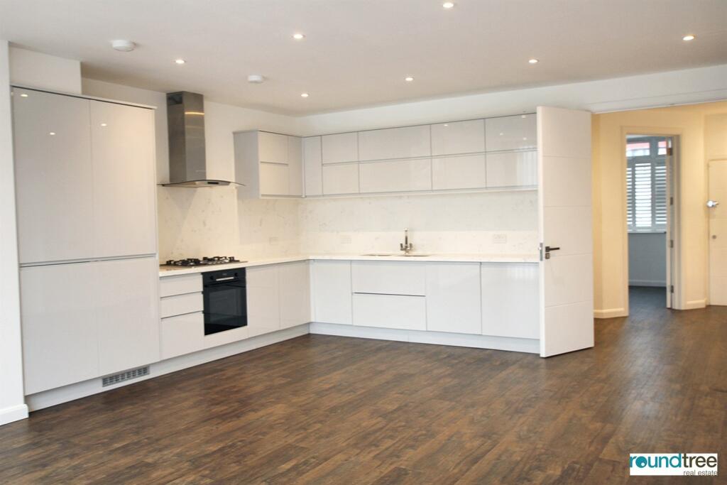 4 bed Detached for rent in Hendon. From Roundtree Real Estate - London