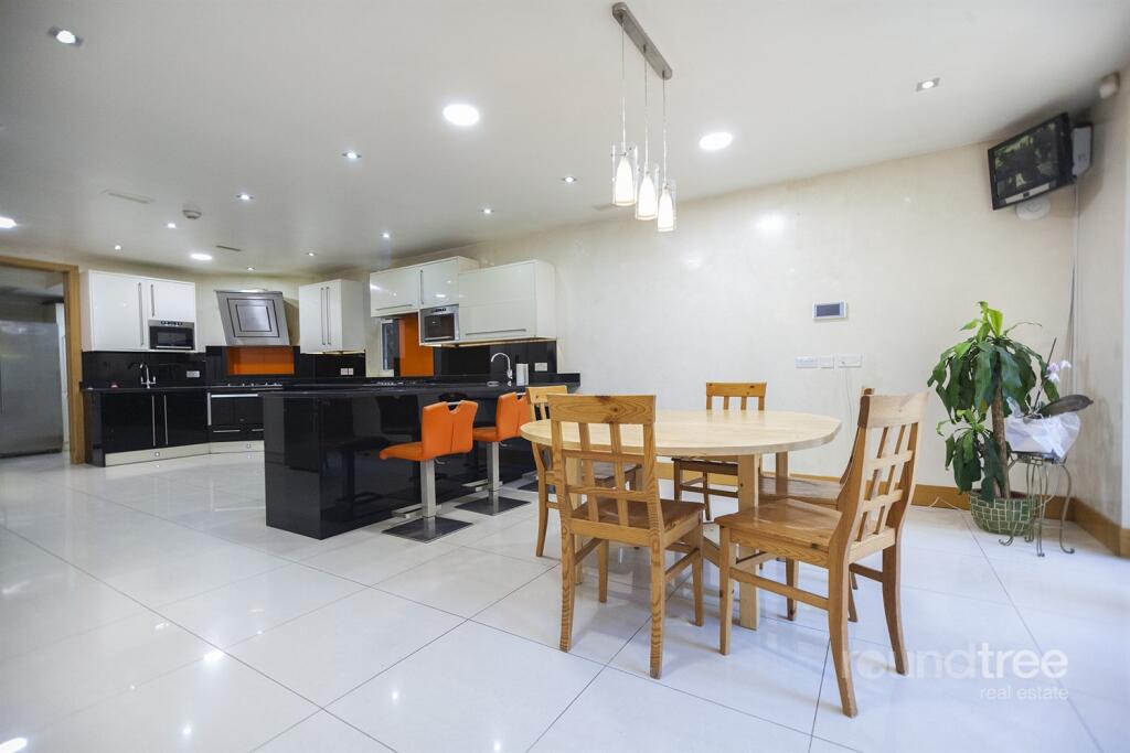 6 bed Detached for rent in Hendon. From Roundtree Real Estate - London