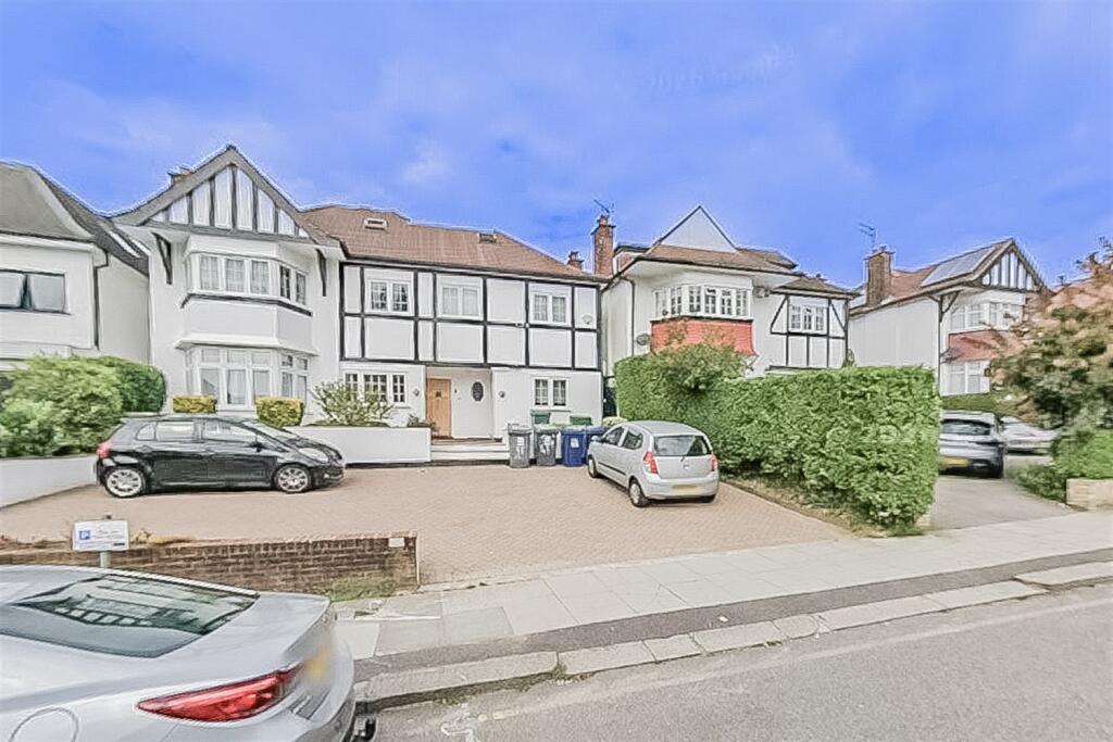 6 bed Detached for rent in Hendon. From Roundtree Real Estate - London