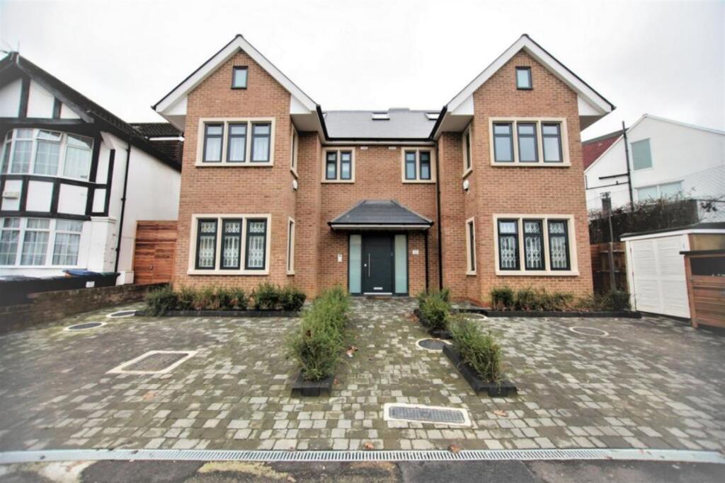 2 bed 1st Floor Flat for rent in Hendon. From Roundtree Real Estate - London 2 bed 1st Floor Flat for rent in Hendon. From Roundtree Real Estate - London