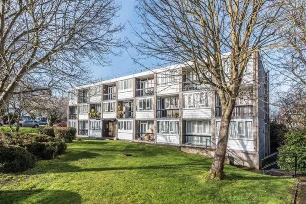 0 bed 1st Floor Flat for rent in Friern Barnet. From Roundtree Real Estate - London