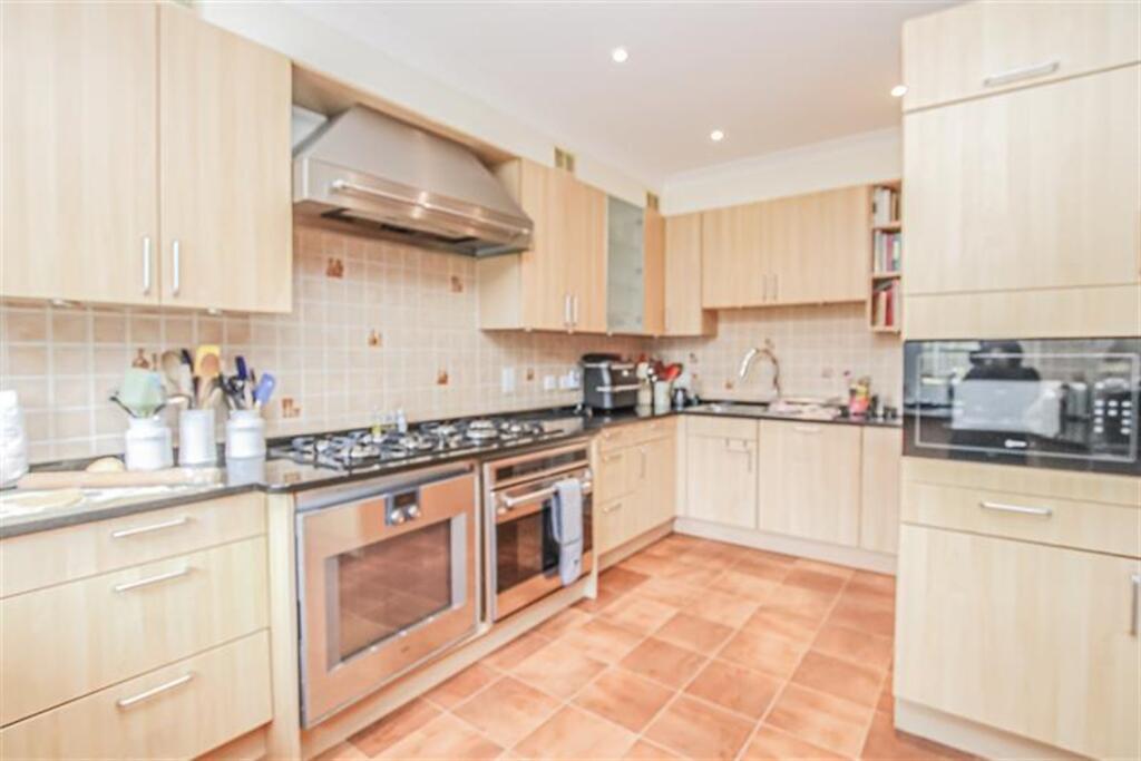 6 bed Detached for rent in Hendon. From Roundtree Real Estate - London 6 bed Detached for rent in Hendon. From Roundtree Real Estate - London