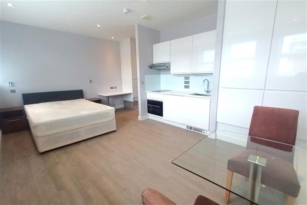 4 bed Studio for rent in Hendon. From Roundtree Real Estate - London 4 bed Studio for rent in Hendon. From Roundtree Real Estate - London
