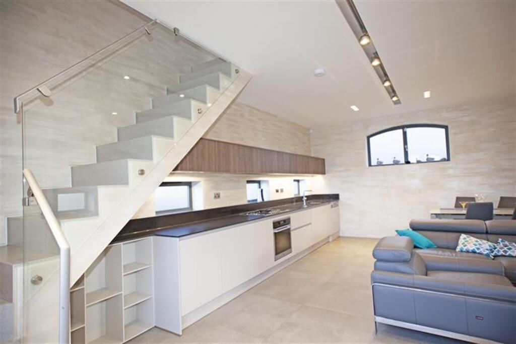 2 bed Detached for rent in Willesden. From Roundtree Real Estate - London