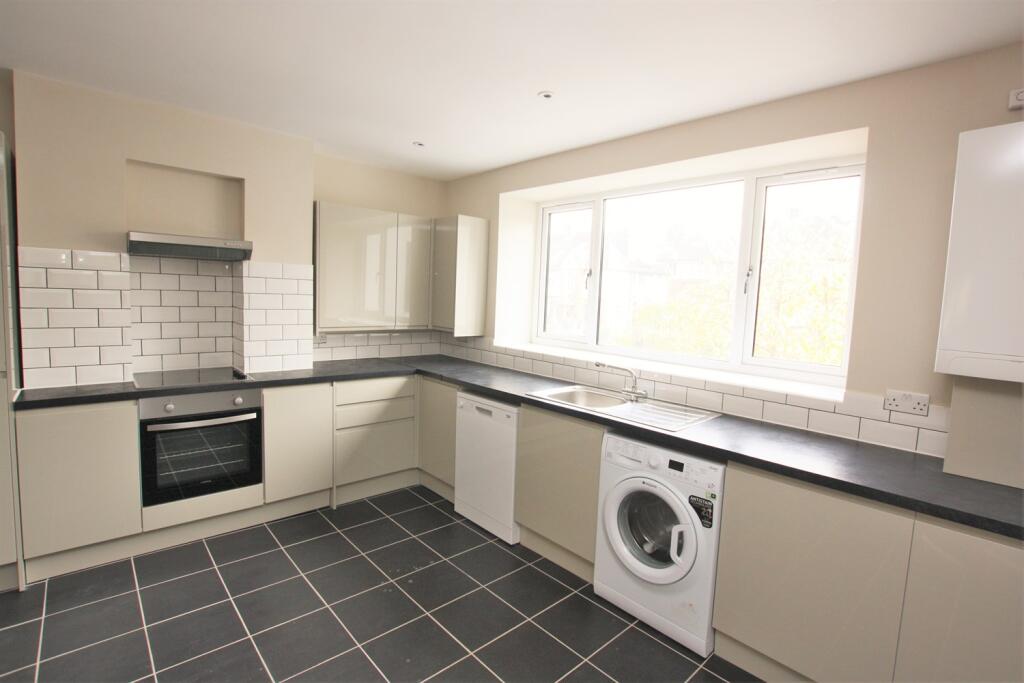 3 bed 1st Floor Flat for rent in Friern Barnet. From Roundtree Real Estate - London