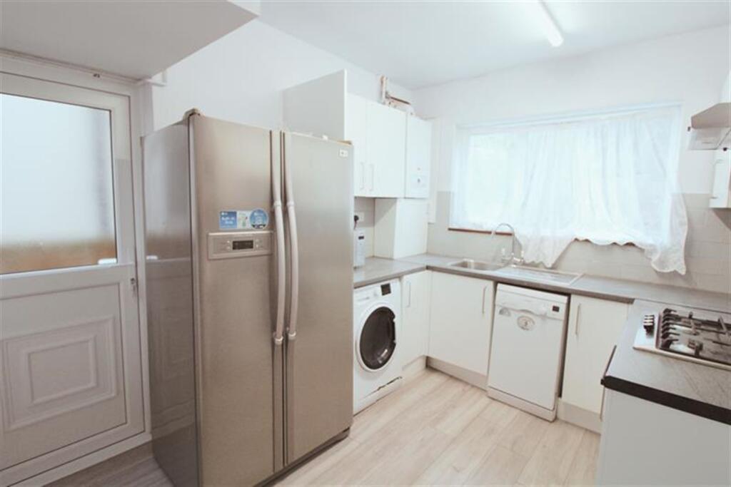 3 bed Detached for rent in Hendon. From Roundtree Real Estate - London