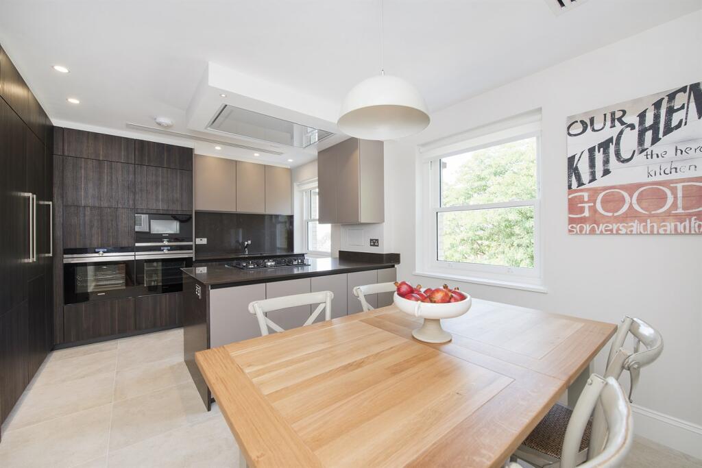 4 bed 1st Floor Flat for rent in Hampstead. From Roundtree Real Estate - London 4 bed 1st Floor Flat for rent in Hampstead. From Roundtree Real Estate - London
